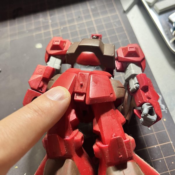 中学生の時に作った旧キット1/144リックディアス。あれこれパーツが取れて無くなり可哀想な状態なので修繕する事にしました！バズーカを紛失してるのでジャンクを利用。旧キットは太ましくて味があるな…（2枚目）