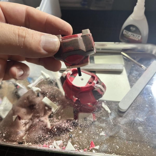 中学生の時に作った旧キット1/144リックディアス。あれこれパーツが取れて無くなり可哀想な状態なので修繕する事にしました！バズーカを紛失してるのでジャンクを利用。旧キットは太ましくて味があるな…（3枚目）