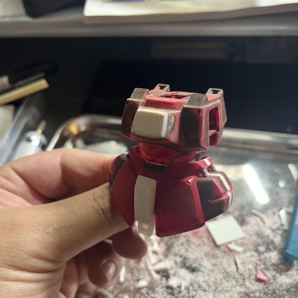 中学生の時に作った旧キット1/144リックディアス。あれこれパーツが取れて無くなり可哀想な状態なので修繕する事にしました！バズーカを紛失してるのでジャンクを利用。旧キットは太ましくて味があるな…（4枚目）