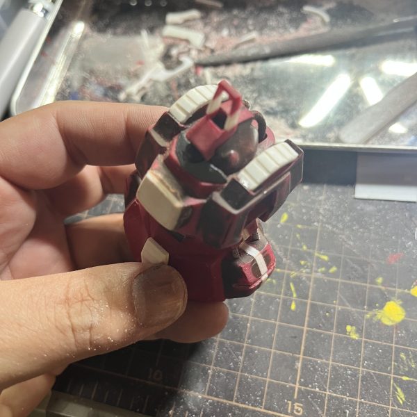 中学生の時に作った旧キット1/144リックディアス。あれこれパーツが取れて無くなり可哀想な状態なので修繕する事にしました！バズーカを紛失してるのでジャンクを利用。旧キットは太ましくて味があるな…（5枚目）