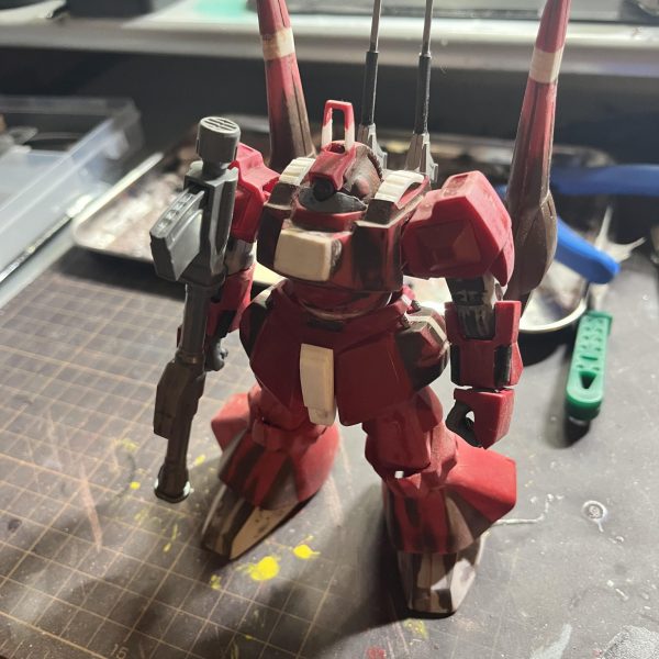 中学生の時に作った旧キット1/144リックディアス。あれこれパーツが取れて無くなり可哀想な状態なので修繕する事にしました！バズーカを紛失してるのでジャンクを利用。旧キットは太ましくて味があるな…（7枚目）
