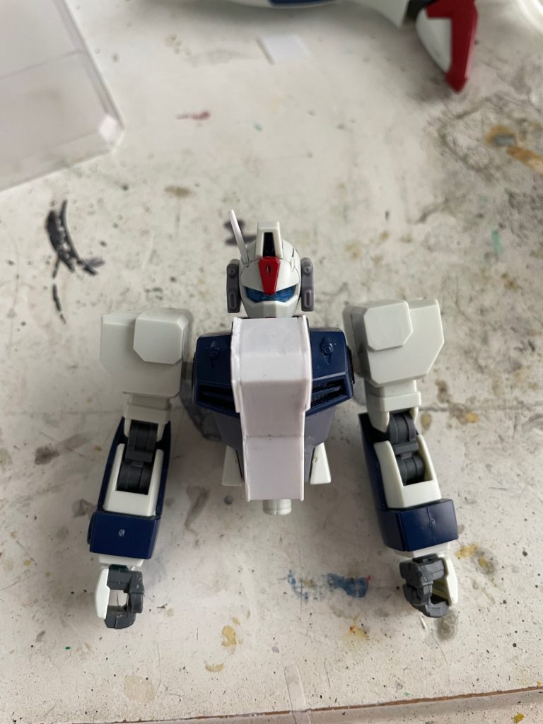 途中まで作ってる胸部の増加装甲ですネオジム磁石でくっつけてますプラ板工作ってやっぱり難しいですね...それではまた次回!!