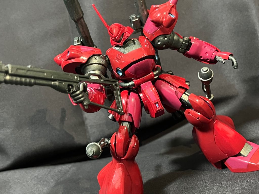 HG 1/144ケンプファーをシャア専用の真っ赤にしてみました！初の調色、スポンジ塗装で塗りました赤単色で塗っても面白みもないのでRGっぽく目立ちにくい箇所の色を変えて情報量UP武器や手をメタリックグリーンスラスターの中をメタリックブルーで配色