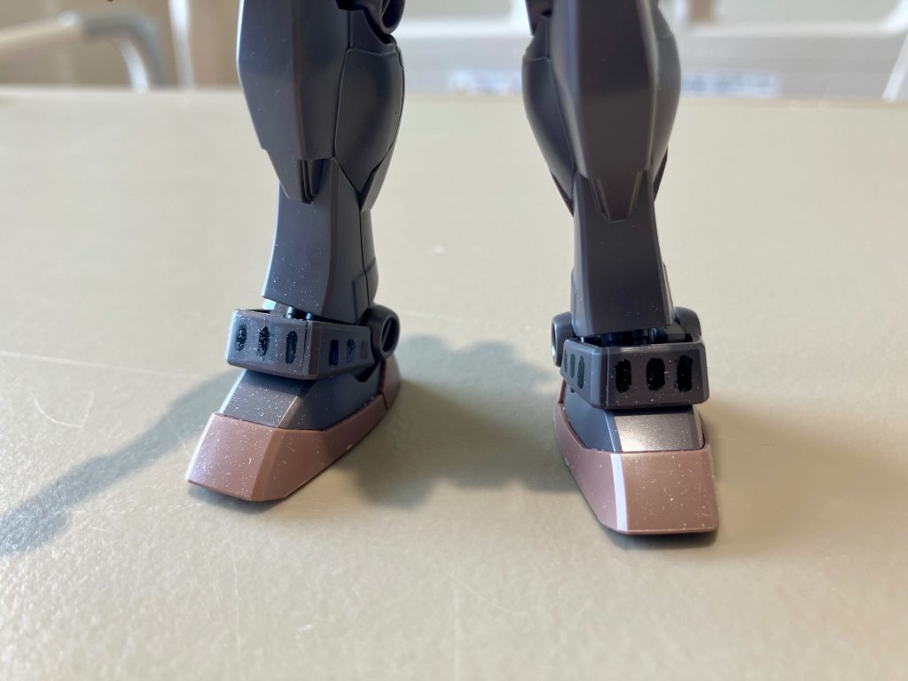 アンクルアーマーのスリットは、マジックで手書きしました。いやヒドすぎww