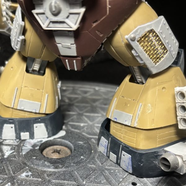 ドムトローペンのようにつま先の側面に大型冷却装置をスクラッチして付与。ディティールもぶっ込んでおきました。うーん、足周りのシルエットが諸々で大型化したので全体的にガッチリとした感じになりましたね。流石にユニークな機体感が強いですね。あとはバックパックですが、その後は陸戦ガンダムの表面処理と塗装してからゴックの後フェーズかなぁ…と思うと少し憂鬱。（3枚目）