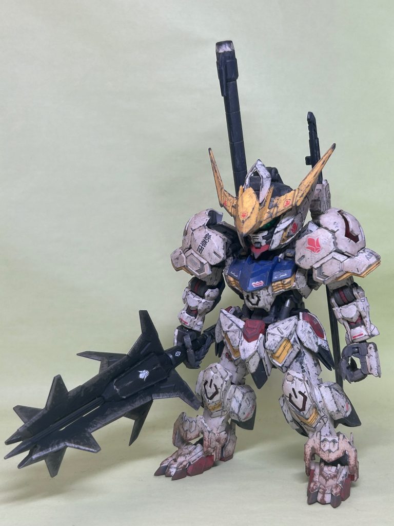 ガンダムフレームと近接武器にドライブラシ、外装と滑腔砲にチッピング、仕上げにウォッシングを行いました