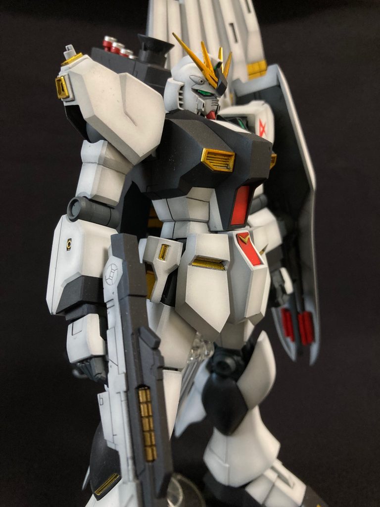 肩アーマーや前腕等、キットではモールド扱いの合わせ目がありますが、イメージと違うので処理して消しました