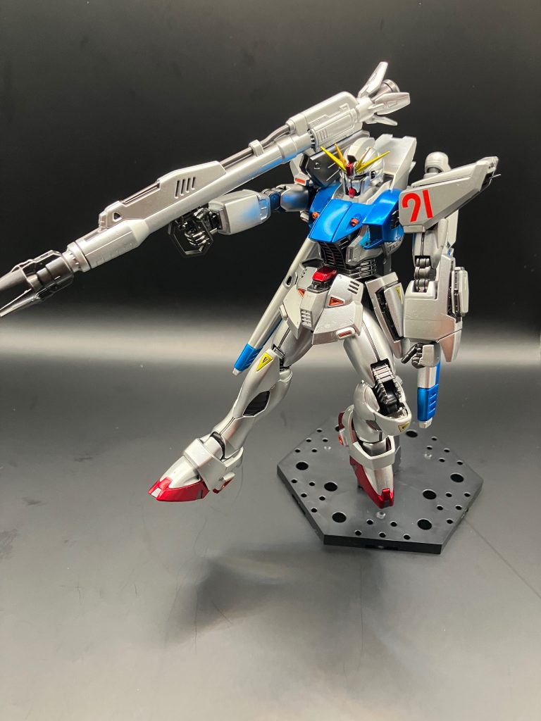 ビームランチャーを持たせるとこんな感じ(あれ、ポージング下手？)フレームや武器にはよくガイアノーツ/スターブライトアイアンが用いられると思うのですが今回はもっとメタリックな感じが欲しいと思い、同じくガイアノーツのフレームメタリック(1)という塗料を用いています。(フレーム下地:サイフェーサーEvoブラック武器下地:サーフェイサーEvoで分けています)