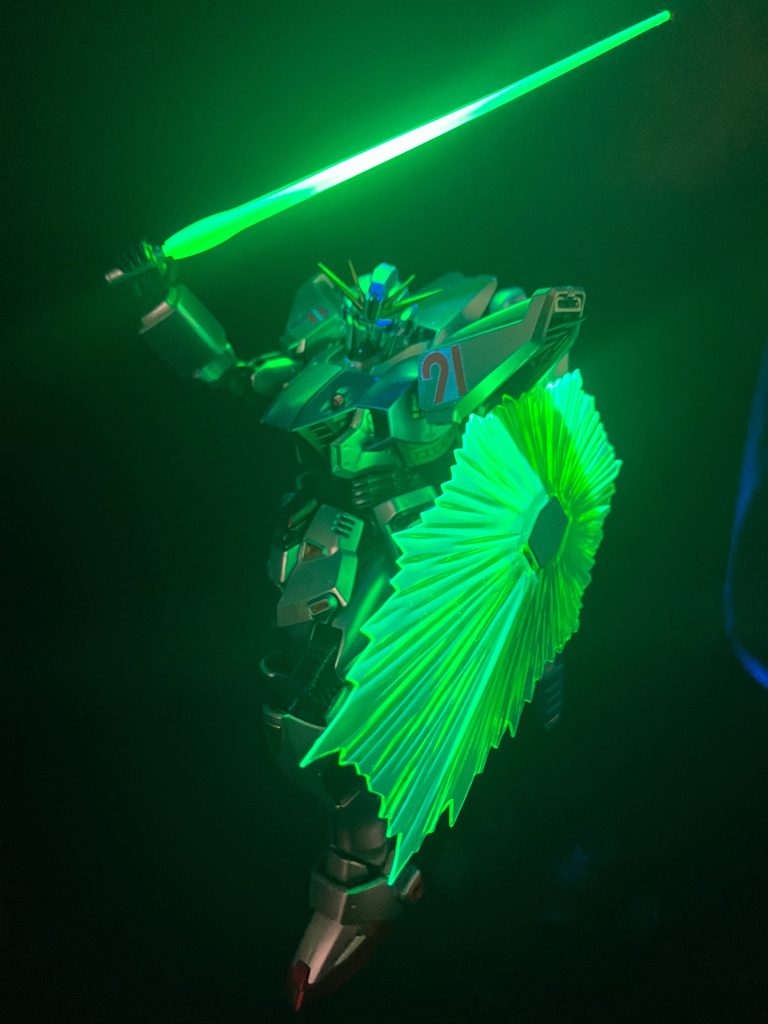 やっぱりF91のビームシールドはかっこいい！どちらもガイアノーツ(作者は基本ガイアノーツ信者です)蛍光グリーンと蛍光ブルーで両面から塗装しています。