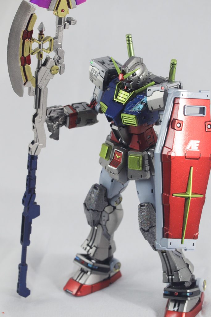今回はクローバー版ガンダムが超合金ということでメタリック塗装メインかつ、令和版コンセプトで落ち着いた色合いにしてみました。また元が玩具なのでデカールも3枚のみぶっちゃけデカールのデザイン選び失敗しました。【使用塗装】[ホワイト]F)スーパーシェルホワイト[シルバー1]F)シールズシルバー[シルバー2]ガンダムマーカー・月光蝶ホロシルバー[ゴールド]F)青金[レッド1]G)プレミアムメタリックレッド深紅[レッド2]M)クランベリーレッドパール[レッド3]T)クリアレッド[ブルー]M)GXメタルダークブルー[イエロー1]G)ステンレスシルバー→G)クリアイエロー[イエロー2]G)ステンレスシルバー→G)蛍光イエロー*アイパーツのみ[イエロー3]G)プライマリーメタリックイエロー*ライフルのみ[フレーム1]G)フレームメタリック1*濃いフレーム[フレーム2]G)フレームメタリック2*ライトグレーのフレーム[その他]・膝部のラメはAmazonに売っていた0.05mmのレインボーフレークをクリアに撹拌して何層も塗った後に5層ほどクリア重ねてます・胸部マーキング:G)プリズムメタリック ターコイズグリーンライトブルー/T)ホワイト・ビームエフェクト:G)蛍光ピンク/G)クリアホワイト・Hアイズ:G)ステンレスシルバー/G)クリアレッド・脚部のライン:G)Ex-ブラック*下地はすべてG)サーフェイサーエヴォブラック　→レッド系は追加でピンクサフ、ブルーはエヴォグレー*トップコートは全て艶ありその他以下のマーカーで色足してます・4ArtistMarker:ゴールド・Dspiae:ガンメタリックF⋯フィニッシャーズ　G⋯ガイアノーツ　M⋯Mrカラー　T⋯タミヤ