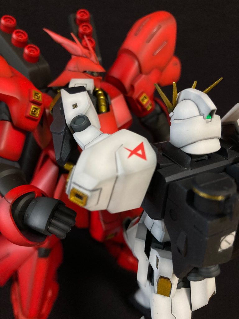 バキっ！頭部にクリーンヒットたまらずサザビーの脱出コクピットが射出される！