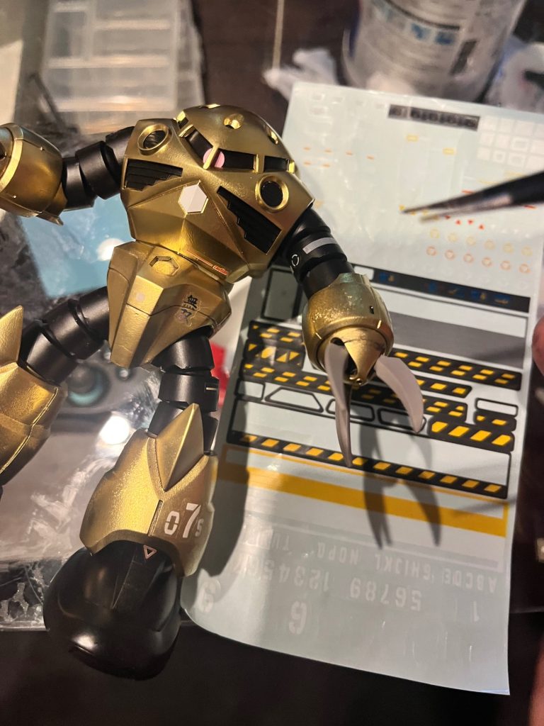 HGにはシールが全然ついてないからDAISOのデカールを使用。