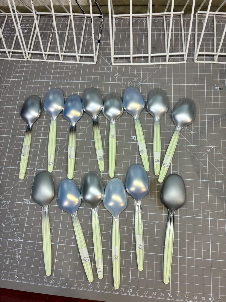 サンプルを色々塗って見て、色を決めました。