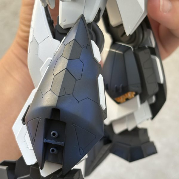 夏になりやがりましたね。湿気がハンパないっす。コンプレッサーのチューブですぐ蒸気が凝結するから塗装が荒れるったらひでぇもんで、気疲れする時期になりやがりました.....ボチボチ進めます。　まあなんとか大きな塗装は終えて、一気に完成が見えてきたところです！外ふくらはぎの塗装が面白い感じで仕上がったので共有します。下地紺の上に伸ばしたガーゼを通して希釈濃いめのコバルトを吹き付けると、かなり不規則なムラのあるグラデーションができて、これはこれでイカす感じになって気に入ってます。この手法はもう少し練習して、コントラストが出せたらいいなと思います。もう少しで完成品をお目にかかれると思いますので、いつもご覧いただけてる方、もうしばらくお待ちください！もうちょいっす！&nbsp;（2枚目）