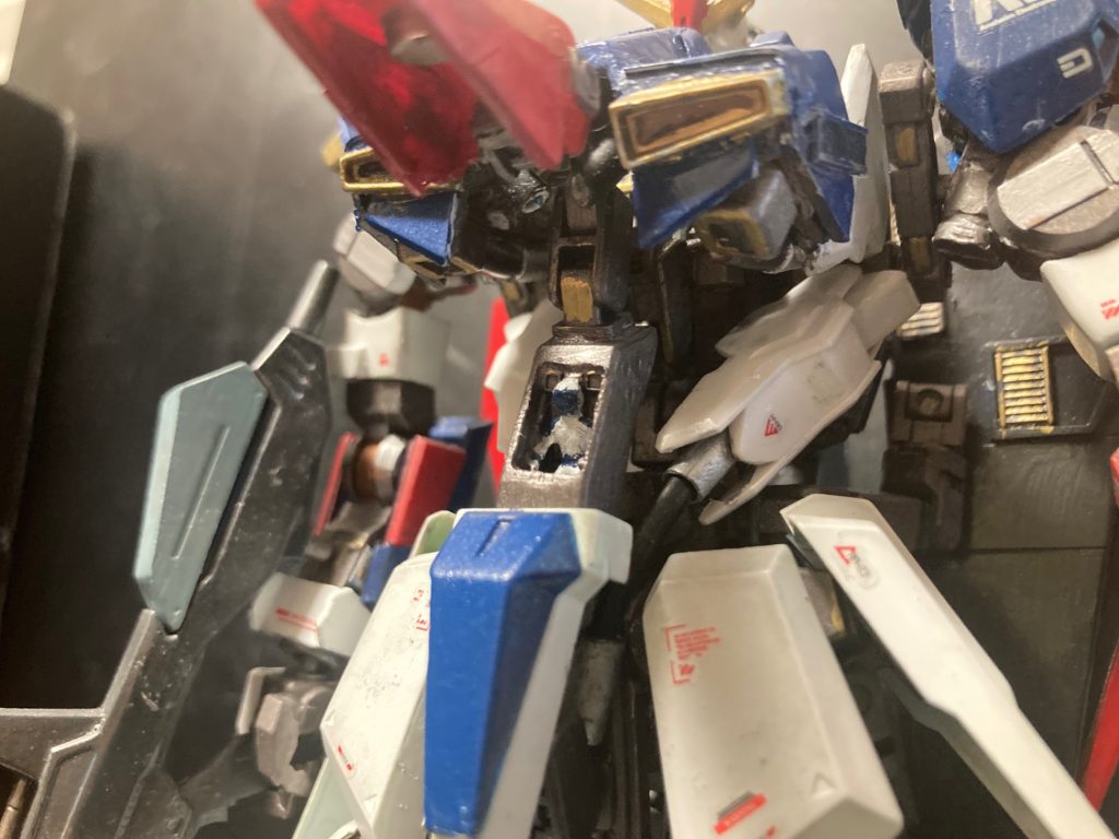 ちゃんとコクピットも作ってハッチ開閉できる様にしました。カミーユはMG FAZZに付いてたパイロットを使用。コクピットめちゃ狭いです。関係ないけどFAZZも抽選で当たりました。ガンプラの神さまありがとうございましたっ！！