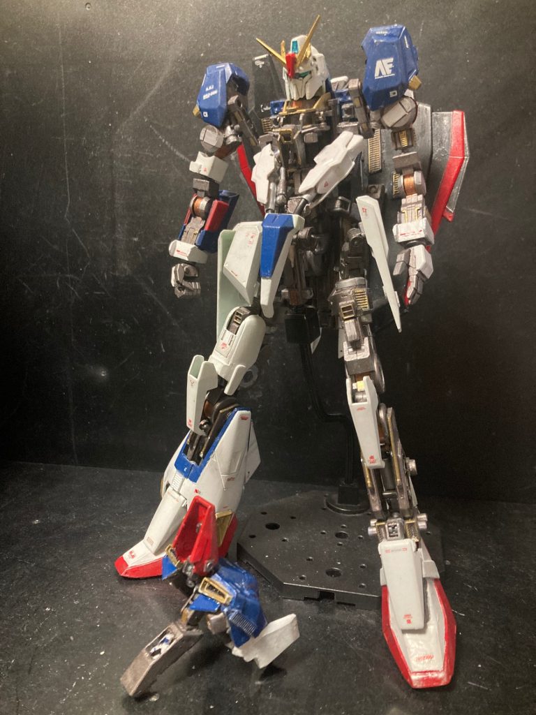 内部フレーム①このZガンダムの最大のキモです。旧キットを改造、そして完全変形をするにあたって、今回は1/100グレイズのフレームを流用し、フレーム単位で可変させる方法を思いつき、実践しました！旧キットのパーツは装甲として、フレームに纏う事にした、という事です。