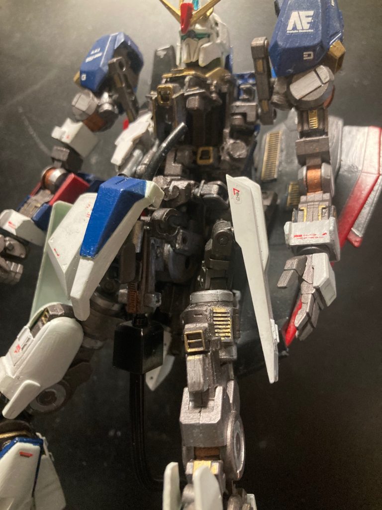 内部フレーム②胸部拡大です。グレイズのフレームを流用しつつ、可変に必要な動きをジョイントパーツなどを使いながら組み上げていきます。