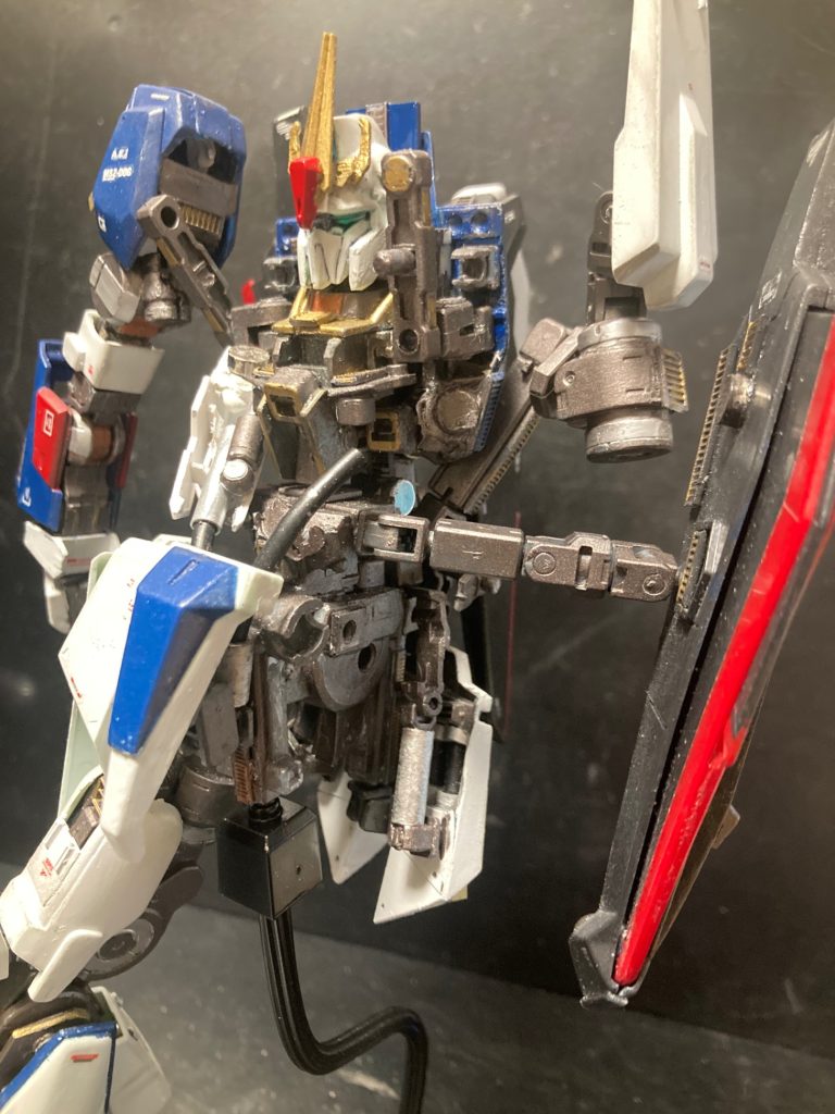 内部フレーム③可変に際してのフレームの動きチェックです。頭部の収納、腕の収容基部、脚のフレームなどの重要パーツです。フライングアーマーのアームも見えます。可変はかなり試行錯誤しました。頭部のツノはMGから流用しました。