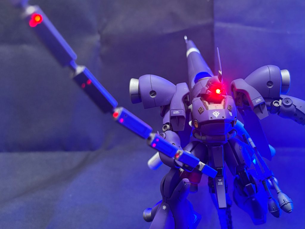 チェーンマインです。プラ板で自作し、赤色LEDを組み込んでいます。arduino互換機で点滅するようプログラムを組みました。