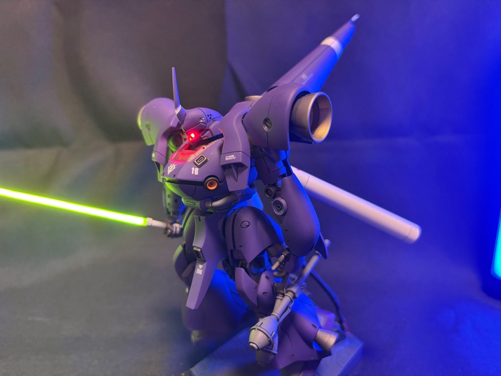 武装は手首にコネクタを埋め込み手首ごと交換するようにしました。