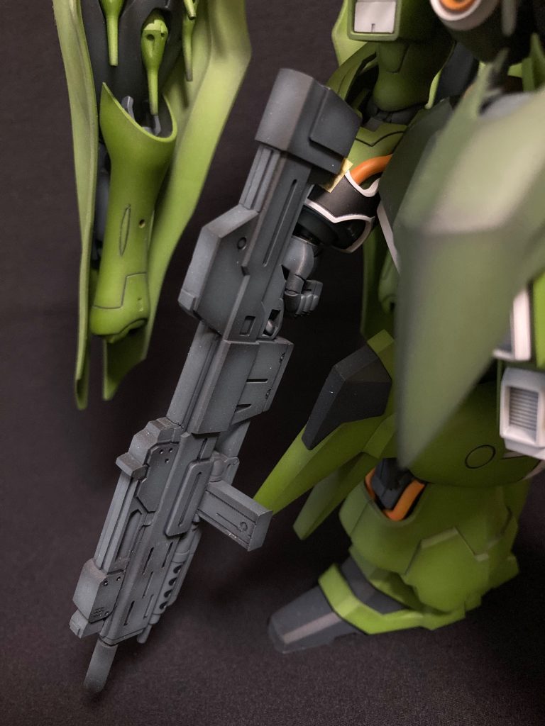 手持ち武器が欲しかったため、オリジナルで作成。サザビーのビームライフルをベースに改修しました。機体の特性上、単独任務が多いため、ビーム発射口の下に実弾兵器を追加(目的に合わせて弾丸を選択する。って設定)