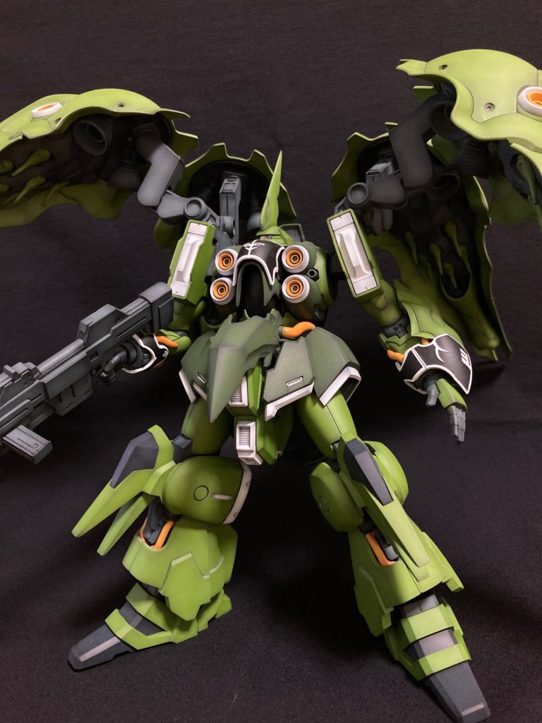 迫力は充分よくバインダーのアームが塗装で割れた！って記事がありますが、大丈夫でした。サフを吹くとき、パーツに塗料が到達するまでにシンナーが揮発するように気をつけて吹き付けました。