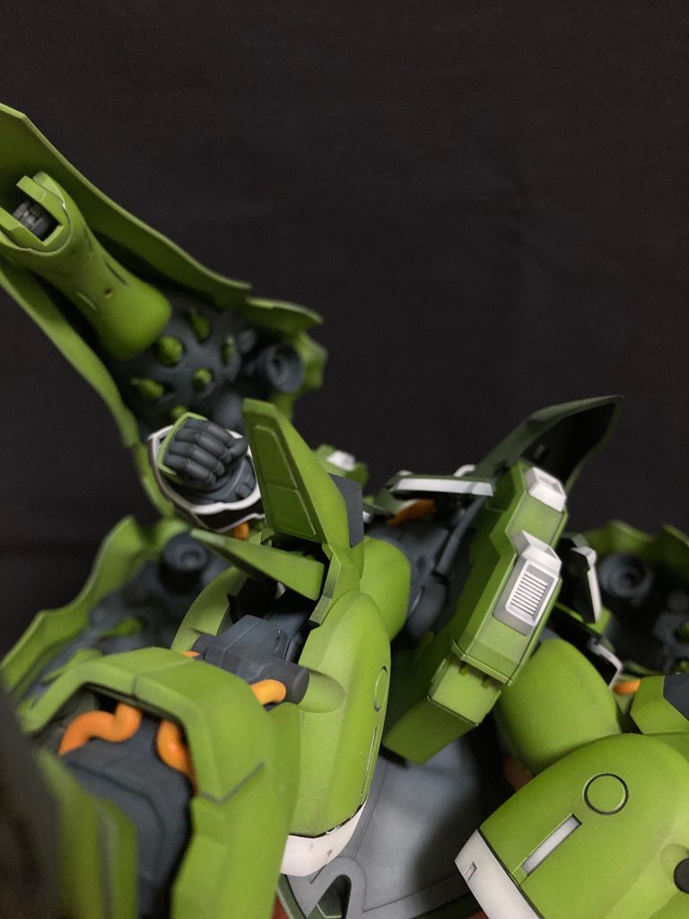 膝アーマー裏側はプラ板で塞いで、適当にディティールアップ