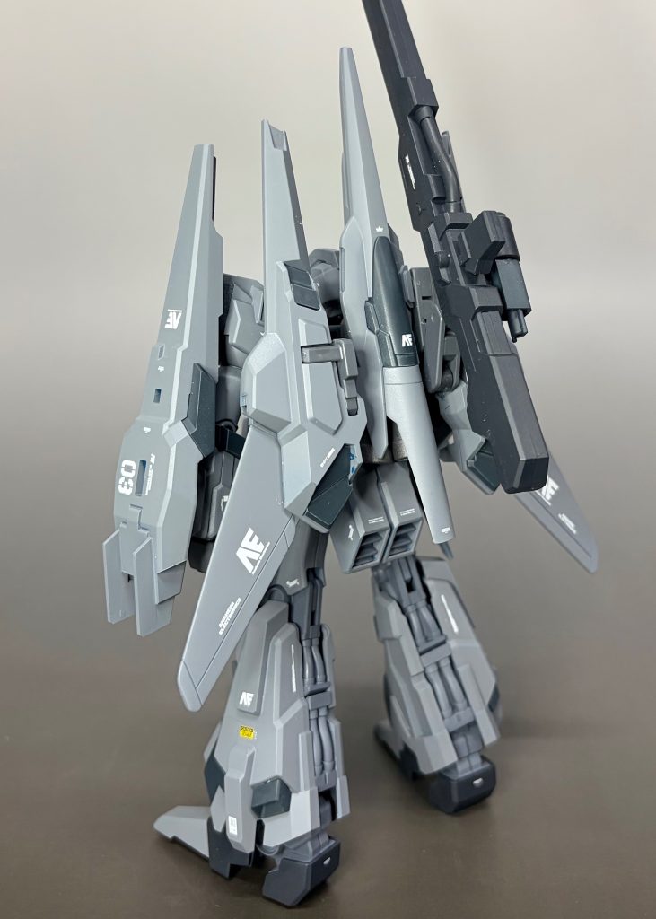 グレー一色だと塗装し甲斐がないのでネイビーブルーでメリハリをつけました。