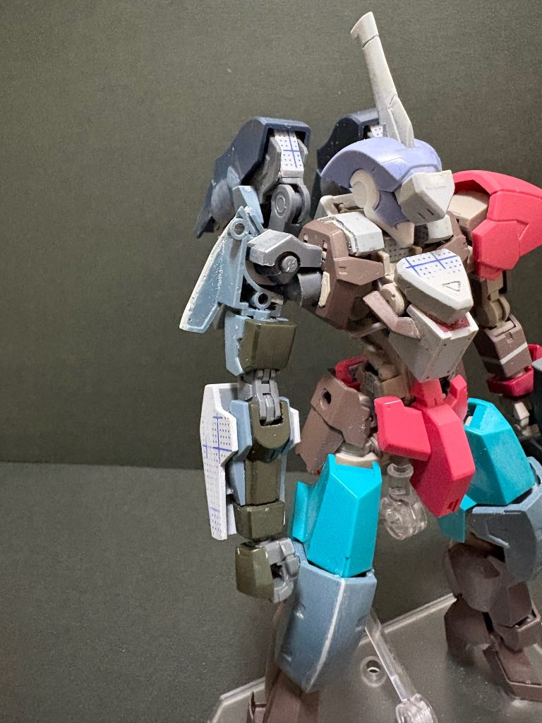 右腕の接続はボールデンアームズの中型ボールジョイントに置換、胴と密着するよう幅を縮めています。