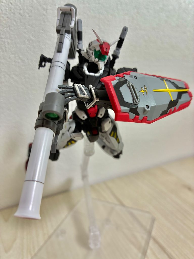 バズーカはジオリジンガンダムのものです。アンテナは赤いガンダムのものを切って貼り付けてます。手の甲と手首のパイプ（？）はシルバー塗装