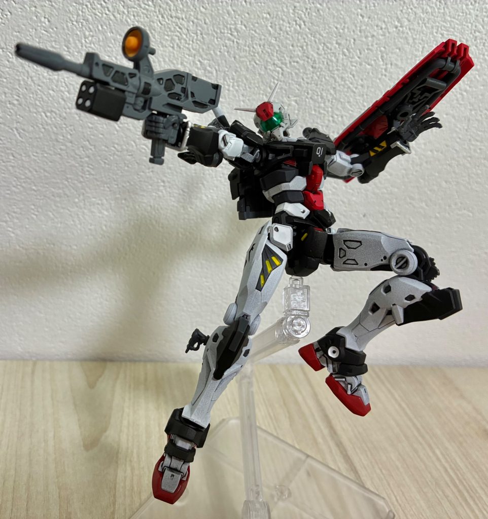 ビームライフルそのままでもよかったんですが確かMSVでビームライフル下にグレラン付けてるガンダムいたよなという曖昧な記憶からジャンクの中から小型ミサイルポッドをそれらしくしてフォアグリップの代わりにつけました。