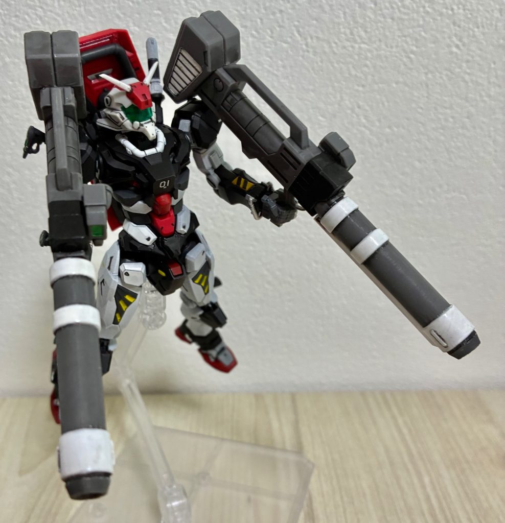 最初ジオリジンガンダムのバズーカが手元になかったので、旧陸戦型ガンダムに付いていたバズーカを2丁持たせる気でした。