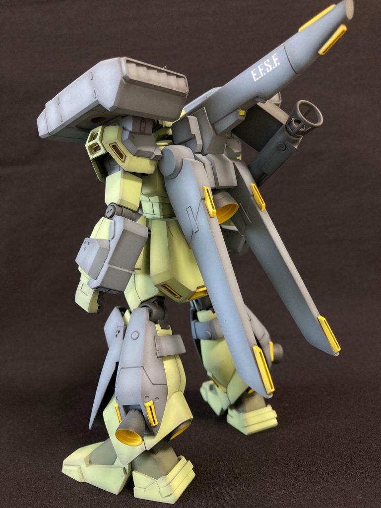 追加アーマーのスラスターは、場所によって黄色だったりグレーだったりしますが、黄色に統一しました