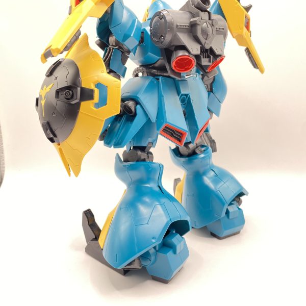 久しぶりにデカキット組みたくなりました。REヤクトドーガです流石REのデカブツ、ハンマと同じで振動でプルプルと動きます(｡-_-｡)ポリキャップでは無理がある弱めの関節…わかってはいたけどそれにしても成形色はマキタと同じダァ（3枚目）