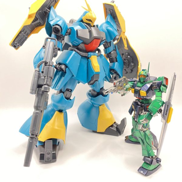 久しぶりにデカキット組みたくなりました。REヤクトドーガです流石REのデカブツ、ハンマと同じで振動でプルプルと動きます(｡-_-｡)ポリキャップでは無理がある弱めの関節…わかってはいたけどそれにしても成形色はマキタと同じダァ（2枚目）