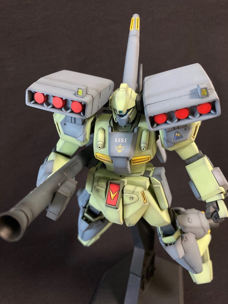 2機のジェガンは瞬く間にファンネルに撃墜されてしまった。しかし彼はファンネルを装備する機体への戦い方を知っていた。肩の大型ミサイルを射出後、素早くコマンド入力を行いミサイルコンテナをパージする！