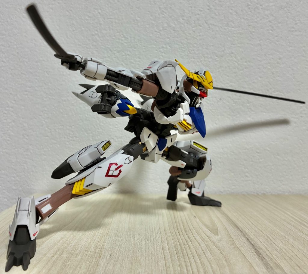 新規ガンダムフレームのおかげで胸を反らせて、首を前に出すようなポーズが自然な形でできるのでいいですね〜まじでフレームだけオプションパーツで売って欲しい。