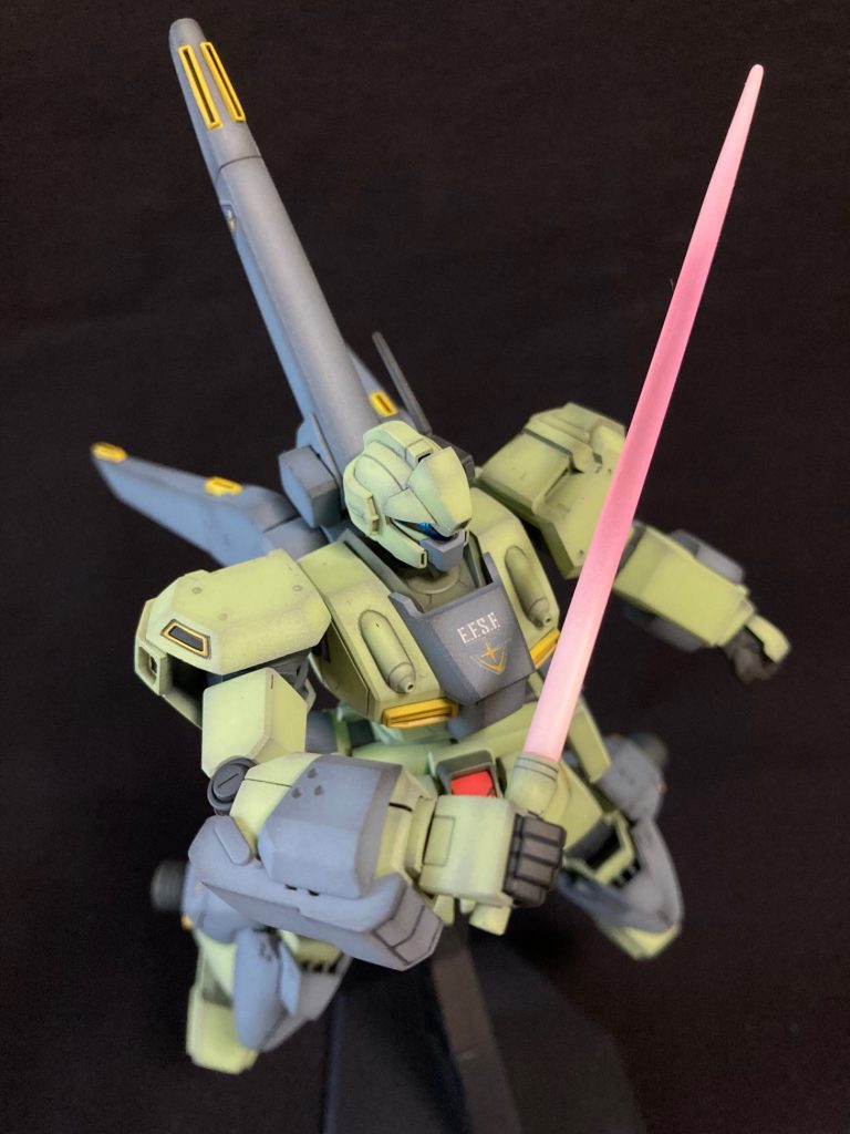 サーベルを抜刀し、接近戦を仕掛ける！