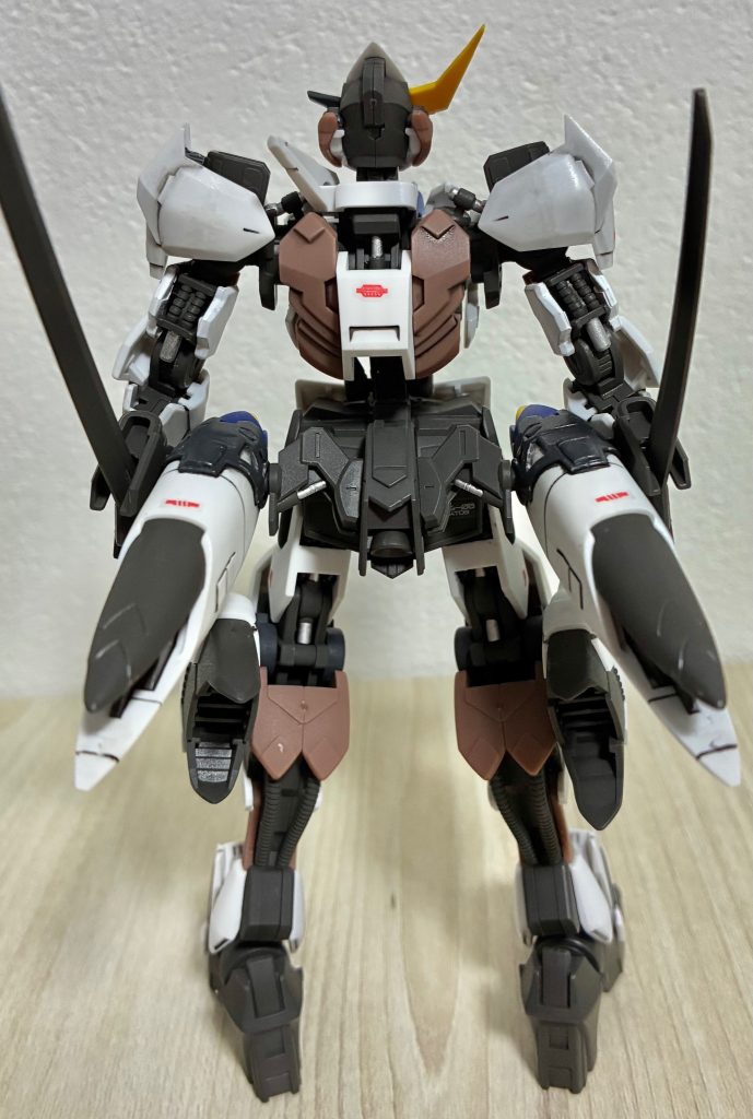 うるさくならない程度にモールドとかない面積が多いところに貼っています。
