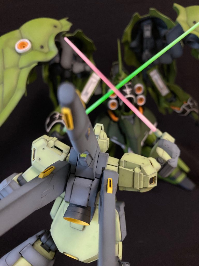 激しくぶつかり合う両者のサーベル！
