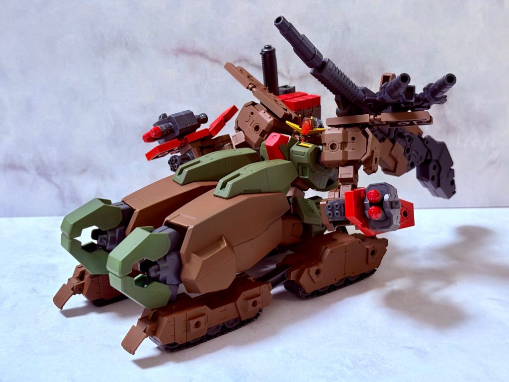 モチーフのガンパンツァーZZと同様に重戦車形態へ変形可能です。