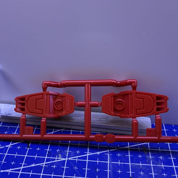 ガンダムAGE1 ノーマルの製作を始めました。まずは足うらから🔧肉抜きは瞬着でうめて、バーニアは切り落とし、塗装後で市販のバーニアパーツにて復元しました。（2枚目）