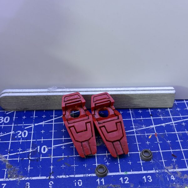 ガンダムAGE1 ノーマルの製作を始めました。まずは足うらから🔧肉抜きは瞬着でうめて、バーニアは切り落とし、塗装後で市販のバーニアパーツにて復元しました。（3枚目）