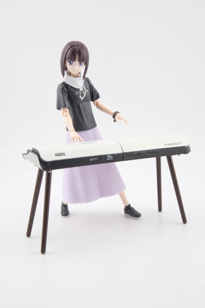 キーボードはティファ。結束バンドはツインギターだけどキーボードにしてみました。喜多郁代のボディにティファの頭部・スカート。それとティファの襟？を付けてみたらスカーフっぽくなったので採用。キーボードはガシャのKORGミニチュアコレクションから。Tシャツのロゴの中の黒いパーツが取れちゃってますね、、、
