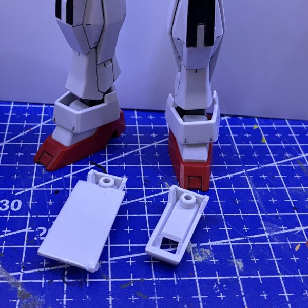 サイドスカートの裏側が目立つのでなんとなくプラ板でカバーしました。デザインが思い浮かばずのっぺりになりました😥（2枚目）