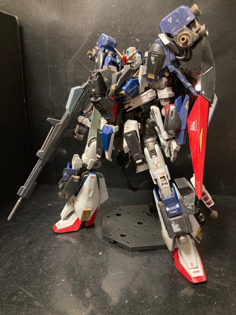 FA−Zガンダム前面旧キット1/100Zガンダムの改造に1/100シュヴァルベグレイズのフレームを使ったんですが、当然、装甲がまるまる余ってしまいます。なのでその装甲を流用してFA化しました。