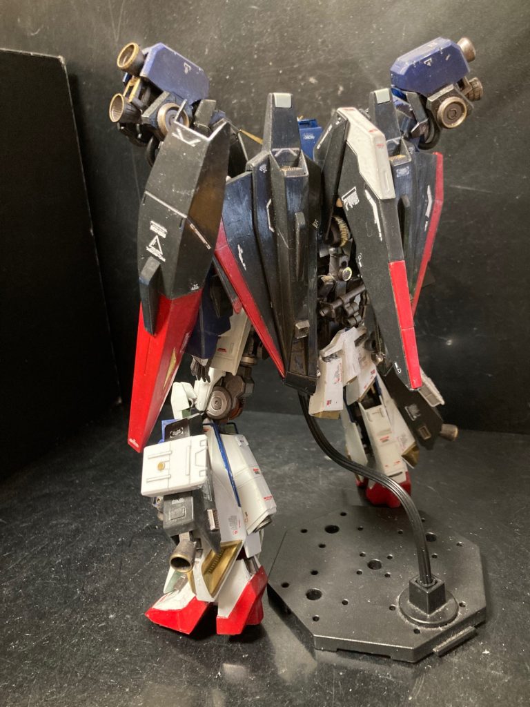 背面こちらのFAはライト版となっていて、通常のWRに可変可能です。その為、Zガンダム基本装備のシールド、フライングアーマーはそのままとなっています。