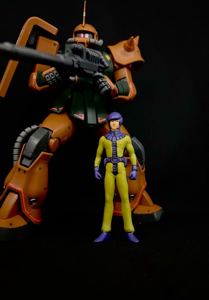 ガルマ・ザビは派手派手の専用ノーマルスーツ着用。昔からなぜこの色なのか気になっていました・・・