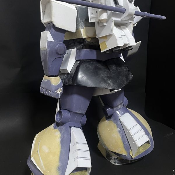 1/60ドム→プロトタイプドムへ改造白い部分：1.0mmプラ板黄色い部分：ポリパテ・エポキシパテその他：プラ棒・プラパイプ各種素性の良いキットなのは知っていたので、そのポテンシャルに助けられました。（2枚目）