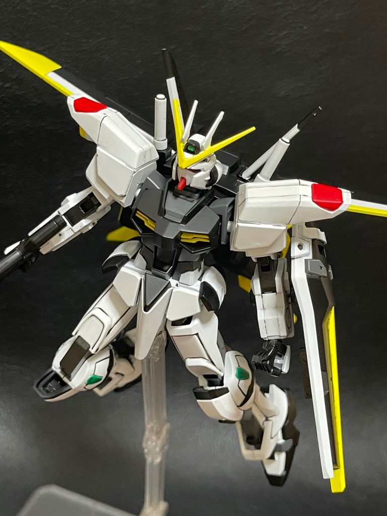 その中で比較的難易度が低めに見れたのがアサギ機だったので、まずはアサギ機の作成です。イラストを見るとツノと肩アーマーと膝部分がフリーダムの要素でバックパックがエールストライクの要素が入ってる感じでした。